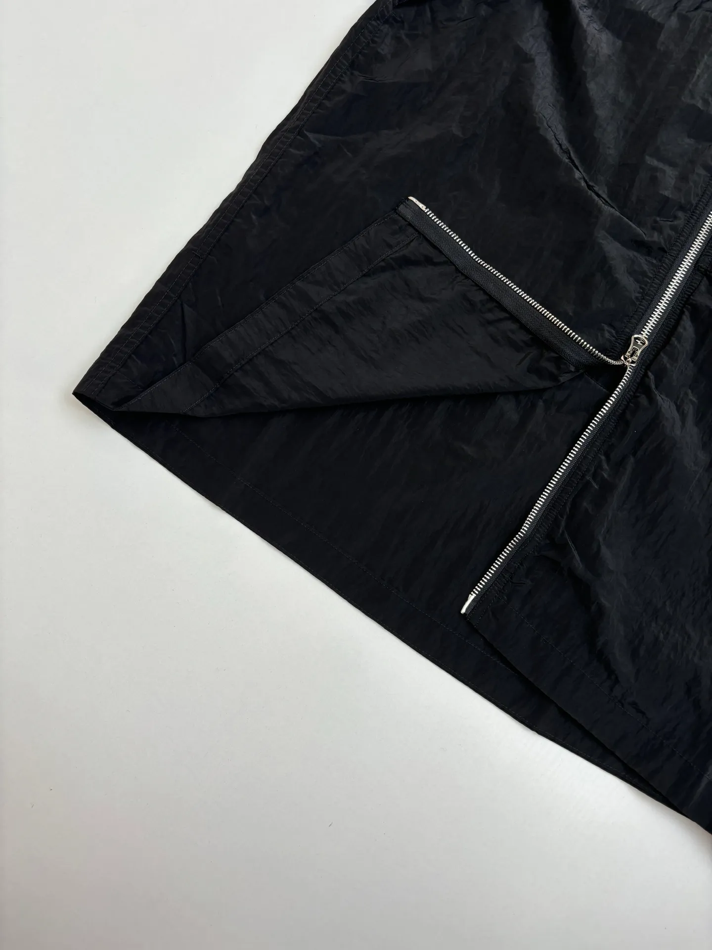 P490 Stone Lslan*/Stone Island Arm Sleeve Logo Jacket Jacket Made of woven nylon fiber, it is extremely lightweight, durable and wear-resistant. During the spinning process, the nylon fiber is steam-treated to obtain a texture comparable to organic fiber. Multiple work pockets are hand-sewn. A finished product is very time-consuming and labor-intensive. Just to pursue the most perfect texture. Classic logo square badge on the placket. Thickened quilting, windproof and warm. A full set of special buttons and hardware accessories. Original YKK zipper fabric is waterproof.  Size：S/M/L/XL